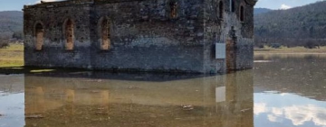 Водите на язовир „Жребчево“ отново достигнаха Потопената църква